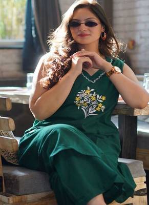 Floral embroidered cotton v neck kurta & trouser set 2