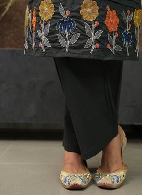 Floral embroidered cotton v neck kurta & trouser set 3