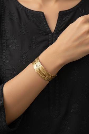 Nvr women gold plated circle split coil wire cuff bracelet