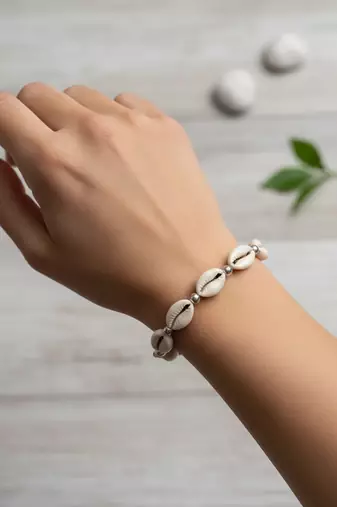 Nvr women handmade cowrie shell & beaded bracelet 