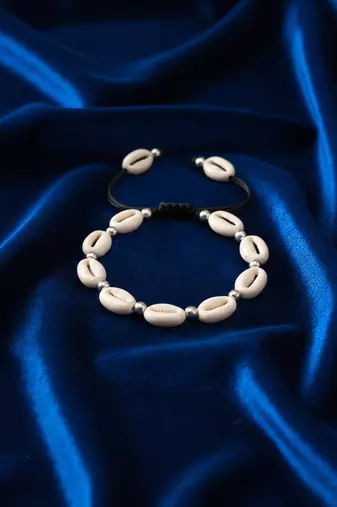 Nvr women handmade cowrie shell & beaded bracelet 