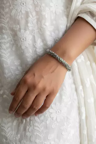 Nvr women's silver plated criss-cross pattern kada bangle