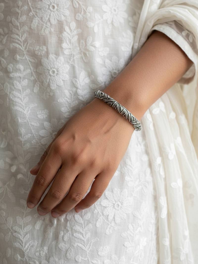 Nvr women's silver plated criss-cross pattern kada bangle