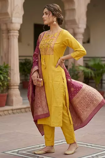 Arriva fab women's silk embroidered  kurta set with duppata