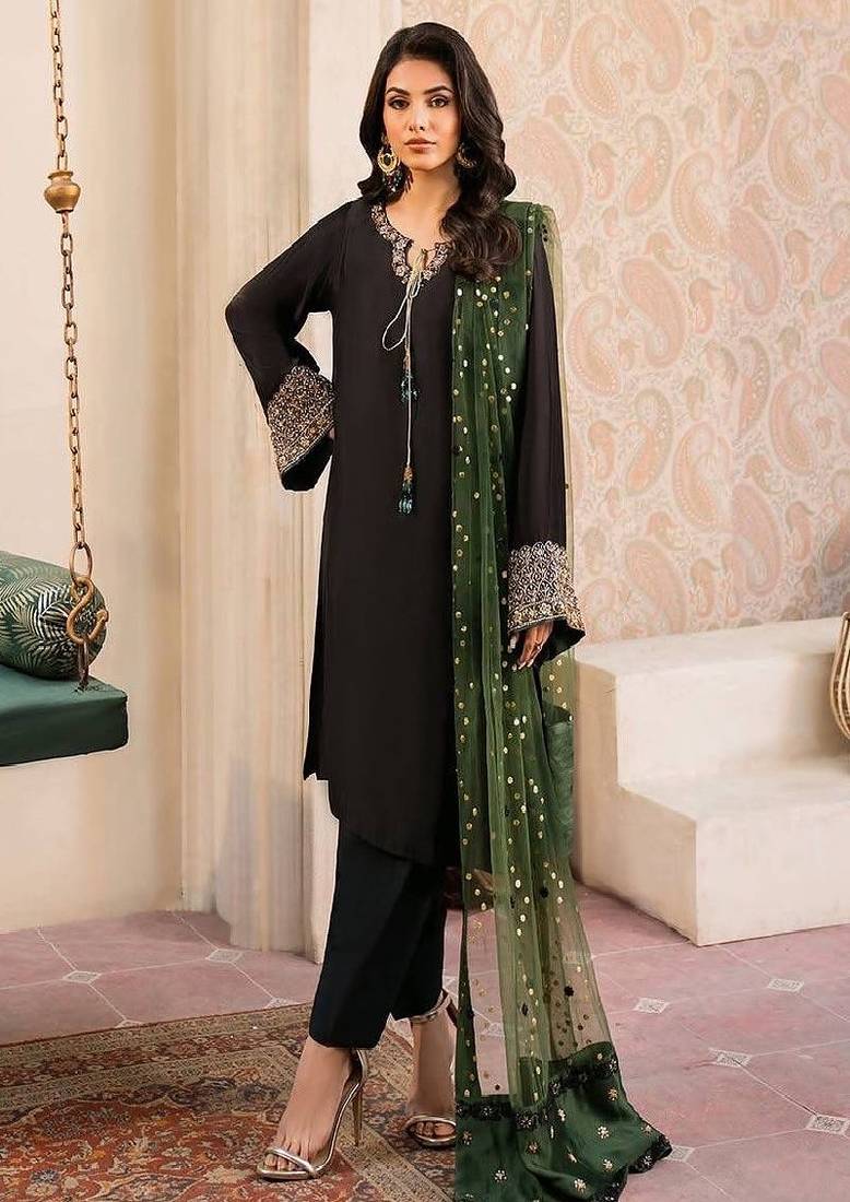 Black kurta pant set with green dupatta