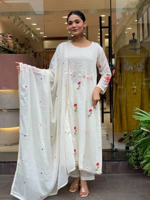 Whitechanderi silk kurta set with embroidered dupatta 1