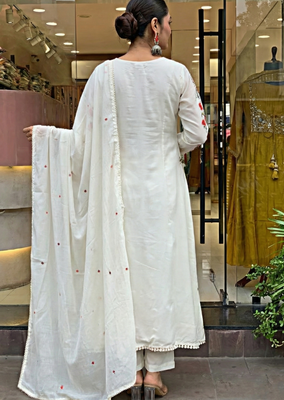 Whitechanderi silk kurta set with embroidered dupatta 2