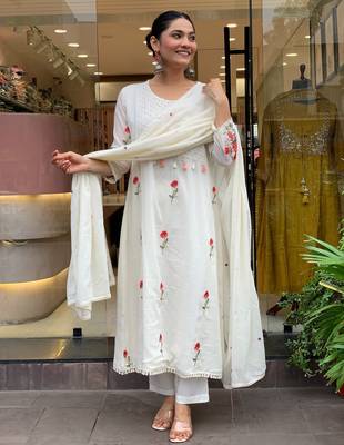 Whitechanderi silk kurta set with embroidered dupatta 4