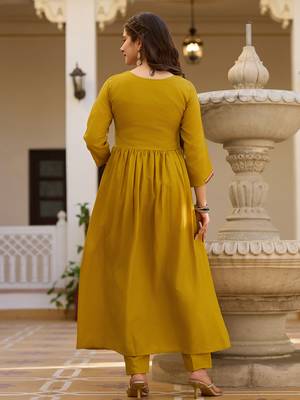 Mud elegant silk kurti set with embroidered work & printed nazmin dupatta 2
