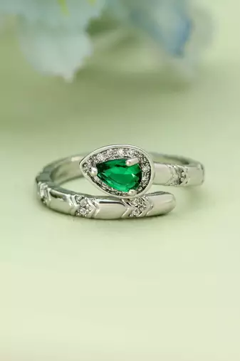 Green color fashion rings