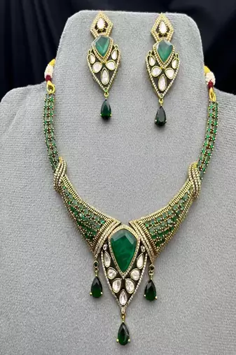 Victorian emerald green hasli necklace set | polki kundan bridal choker