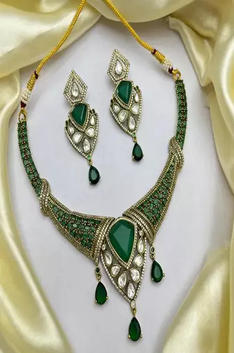 Victorian emerald green hasli necklace set | polki kundan bridal choker