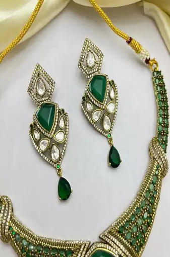 Victorian emerald green hasli necklace set | polki kundan bridal choker