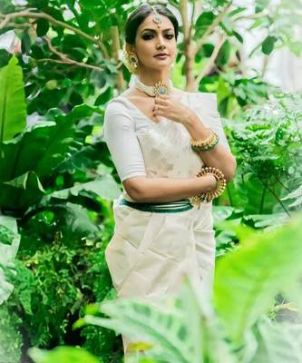  cream self design silk cotton fancy saree with unstitched blouse 4
