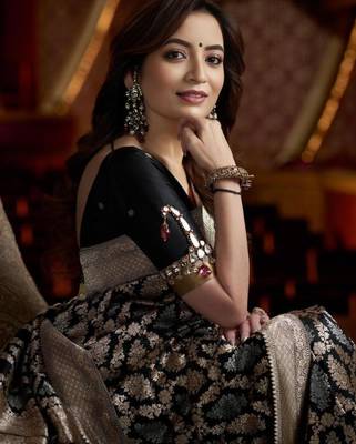  black banarasi art silk jacquard saree with unstitched blouse 2