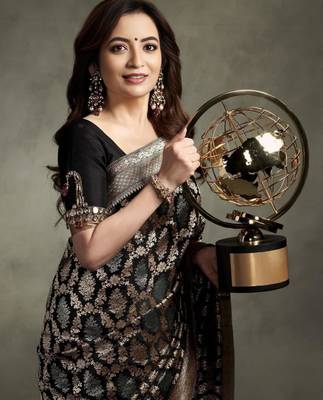  black banarasi art silk jacquard saree with unstitched blouse 3