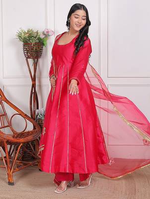 Cherry red embroidered silk kurta pant with dupatta 2