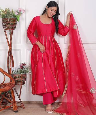 Cherry red embroidered silk kurta pant with dupatta 3