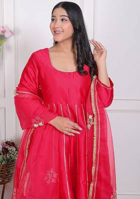 Cherry red embroidered silk kurta pant with dupatta 5