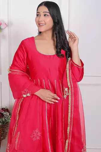 Cherry red embroidered silk kurta pant with dupatta
