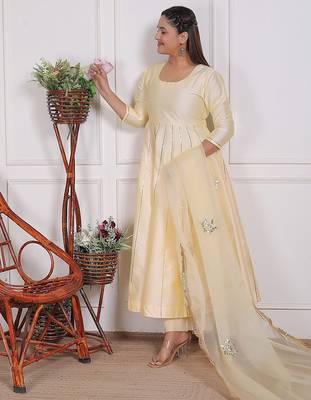 Cream embroidered silk kurta pant with dupatta 2