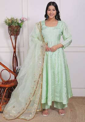 Pista embroidered crepe kurta pant with dupatta 1