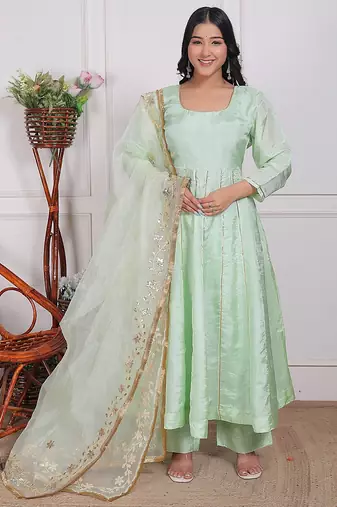 Pista embroidered crepe kurta pant with dupatta