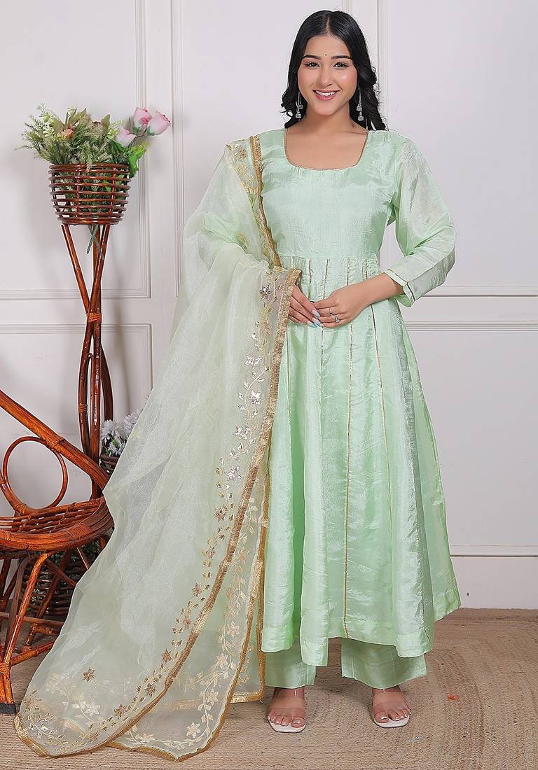 Pista embroidered crepe kurta pant with dupatta