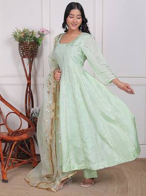 Pista embroidered crepe kurta pant with dupatta 2