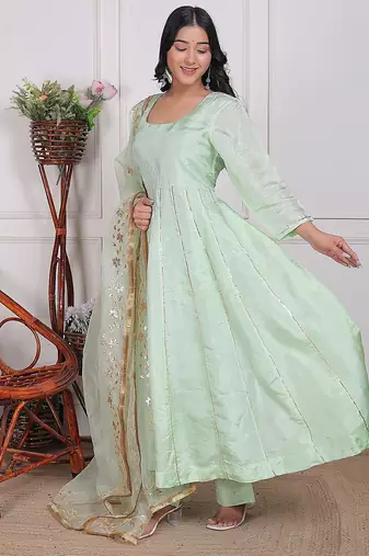 Pista embroidered crepe kurta pant with dupatta