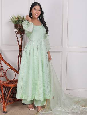 Pista embroidered crepe kurta pant with dupatta 3