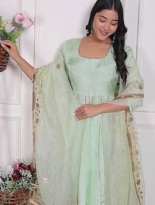 Pista embroidered crepe kurta pant with dupatta 4