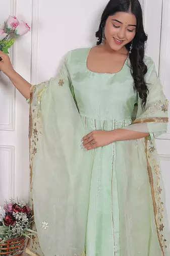 Pista embroidered crepe kurta pant with dupatta