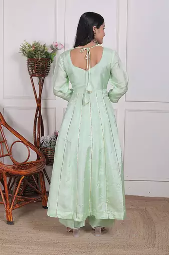 Pista embroidered crepe kurta pant with dupatta