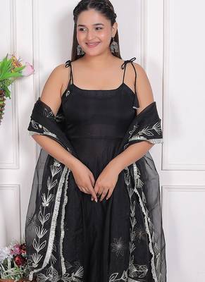 Black embroidered organza kuta pant with duptta 4