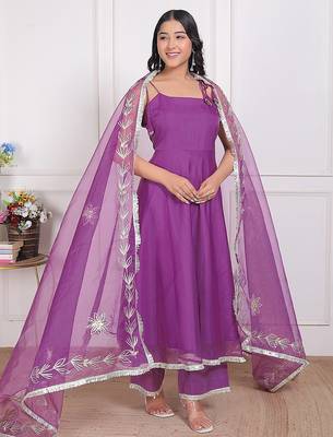 Move embroidered oraganza kurta pant with duptta 2