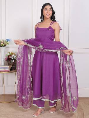 Move embroidered oraganza kurta pant with duptta 3