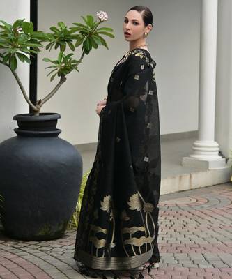 Black jute linen silk blend graceful saree 5