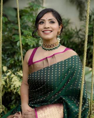Green silk blend banarasi jaquard designer saree with blouse 1