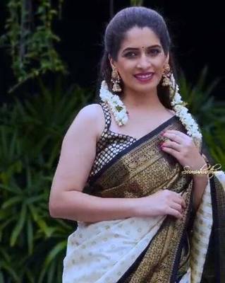 Off white silk blend banarasi jaquard designer saree with blouse 1