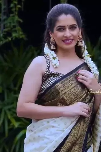 Off white soft silk blend banarasi jacuard work designer saree with blouse