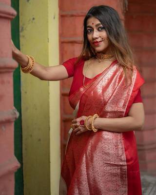 Off white silk blend banarasi jaquard designer saree with blouse 1