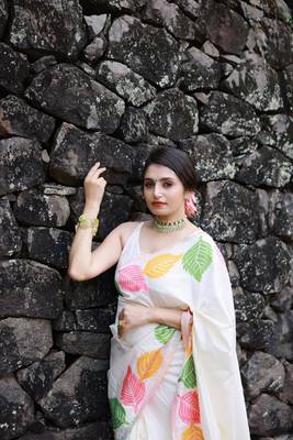 Off white silk blend banarasi jaquard designer saree with blouse 1