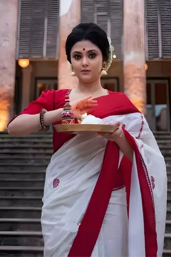 Off white soft silk blend banarasi jacuard work designer saree with blouse