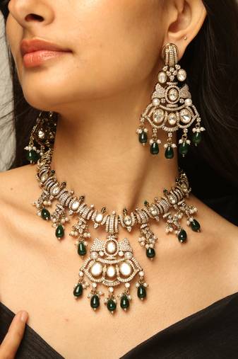 Royal emerald crystal pendant set