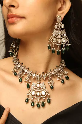 Royal emerald crystal pendant set