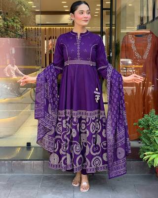 Women's muslin silk floral embroidered purple kurta pant set with chanderi dupatta 2
