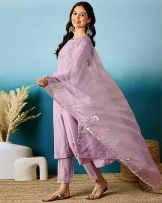 Women's silk blend floral embroidered lavender kurta pant set with organza dupatta 2