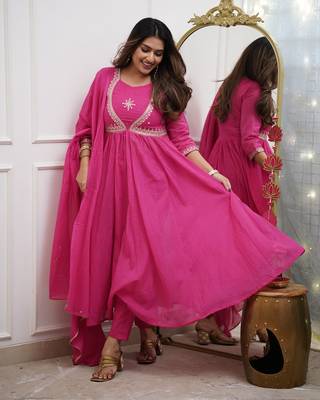 Women's muslin silk embroidered pink kurta pant set with chanderi dupatta 3