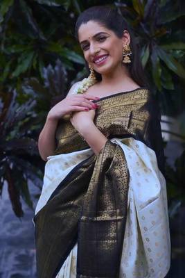 Off white silk blend banarasi jaquard designer saree with blouse 2